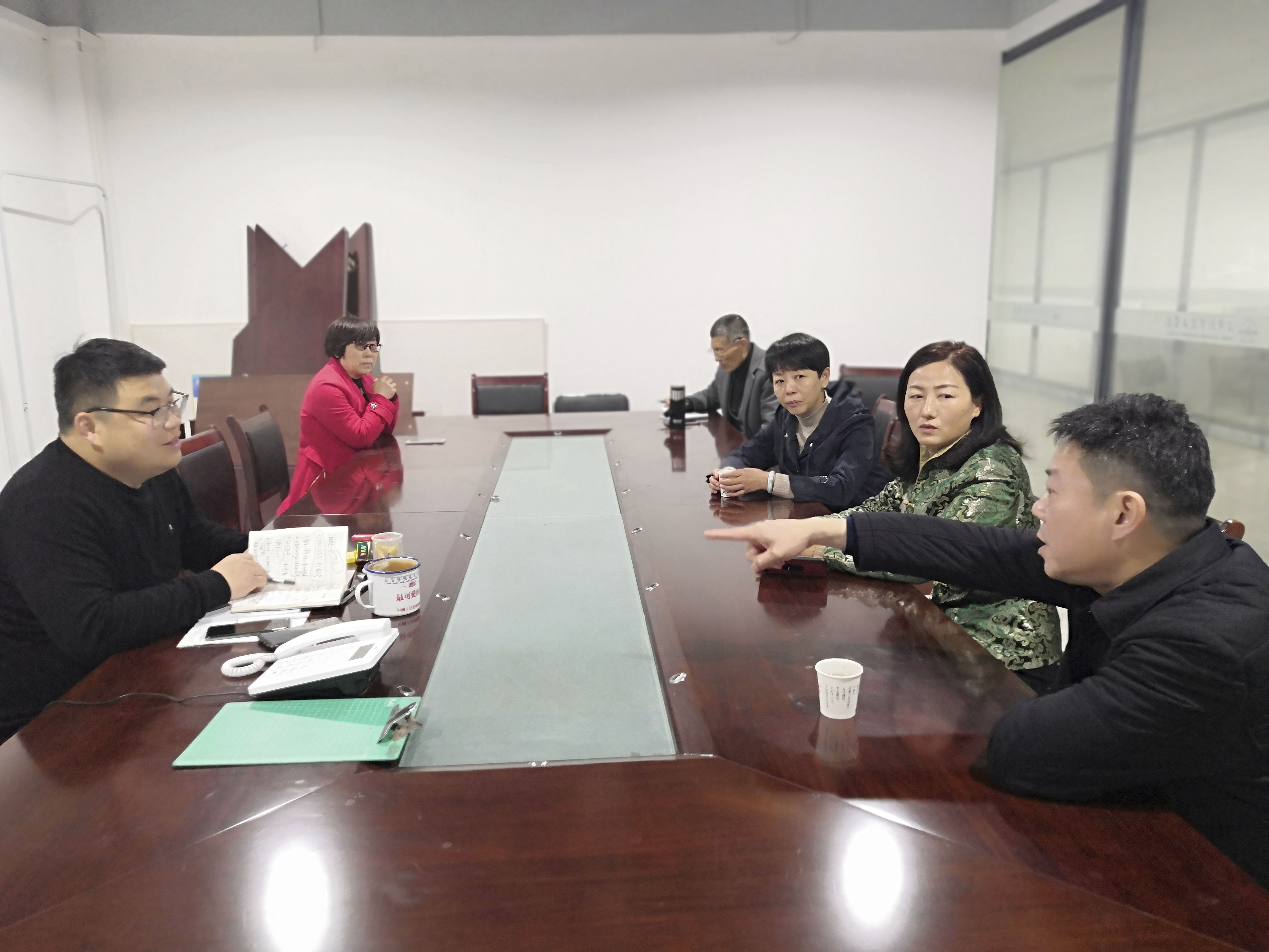 咸安區(qū)政府招商和投資促進中心領導督辦我校各項工作的推進(圖1)