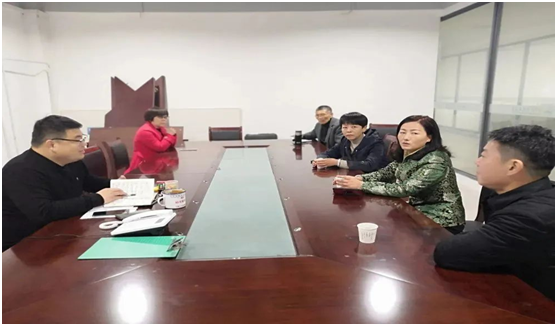 3月29日，咸安區招商和投資促進中心主任錢華一行對我校各項籌建工作進行督辦。錢華一行認真聽取了湖北振寧學校校務委員會主任彭凱關于學校籌建的基本情況與發展規劃的匯報。她指出，咸安區委區政府高度重視湖北振(圖1)