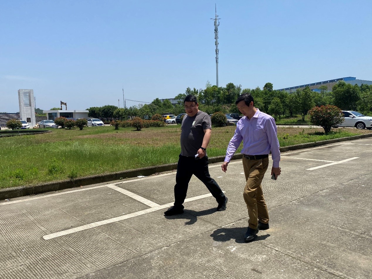 咸安區(qū)政府杜新國一行來我校督辦各項工作推進 (圖1)
