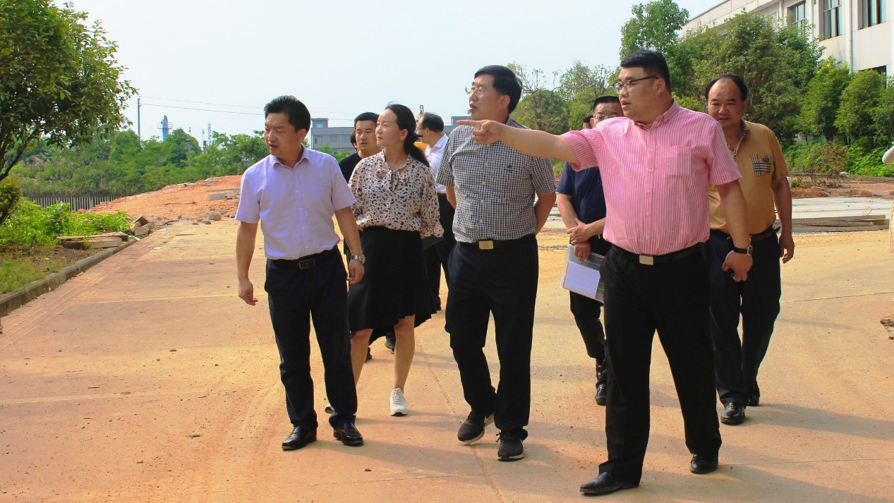 咸寧市委常委、統(tǒng)戰(zhàn)部部長梁細(xì)林一行深入咸寧振寧技工學(xué)校考察調(diào)研(圖1)