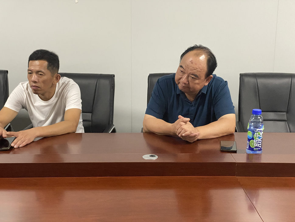 咸安區(qū)總工會黨組書記、常務副主席陳振中一行來校視察工作(圖2)