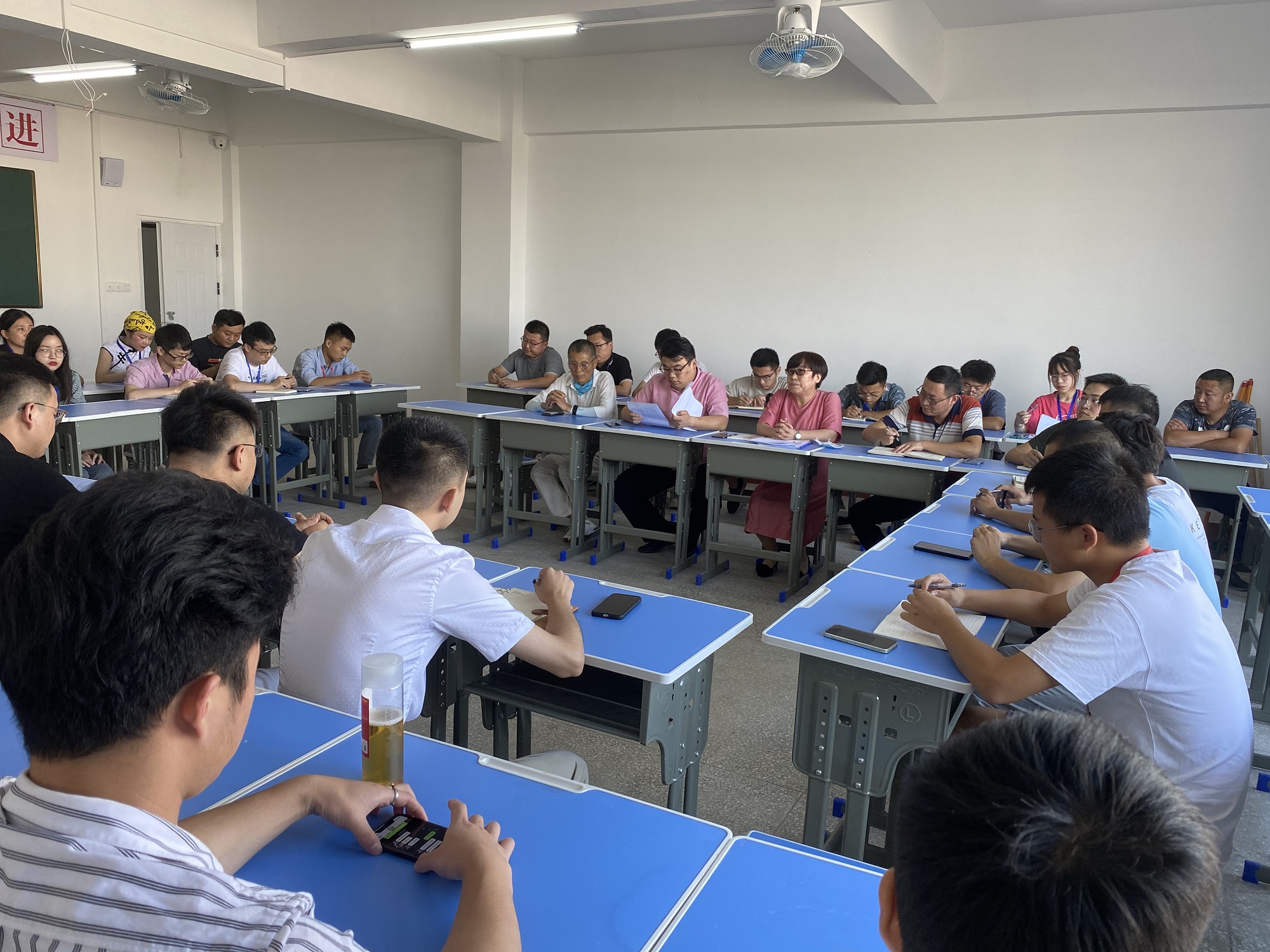 咸寧振寧技工學校教師節教師座談會(圖1)
