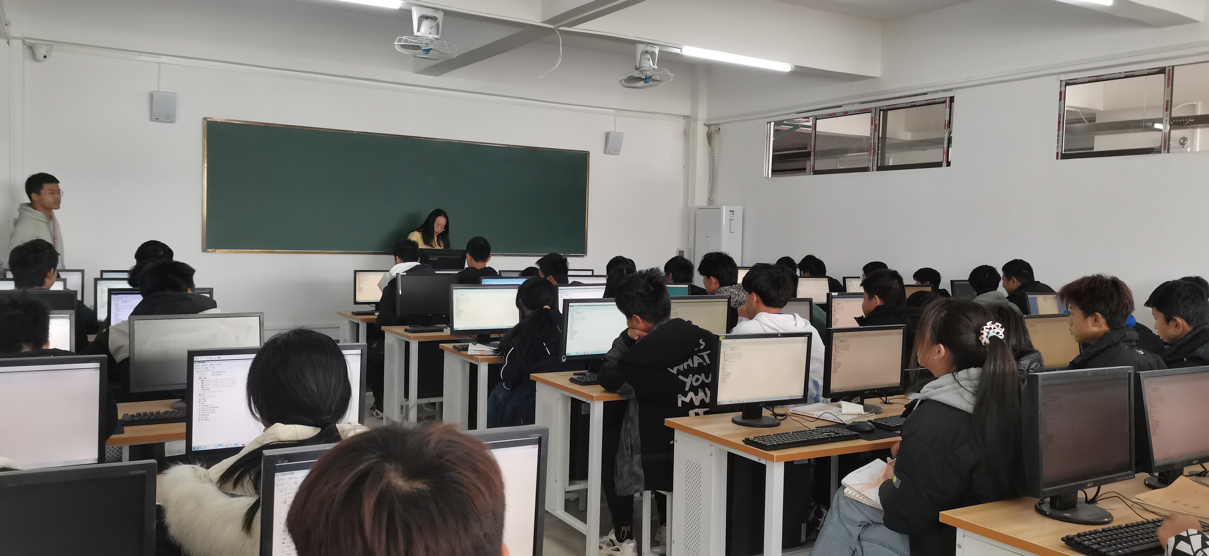 振寧快訊——咸寧市人社局領導蒞臨我校檢查工作(圖3)