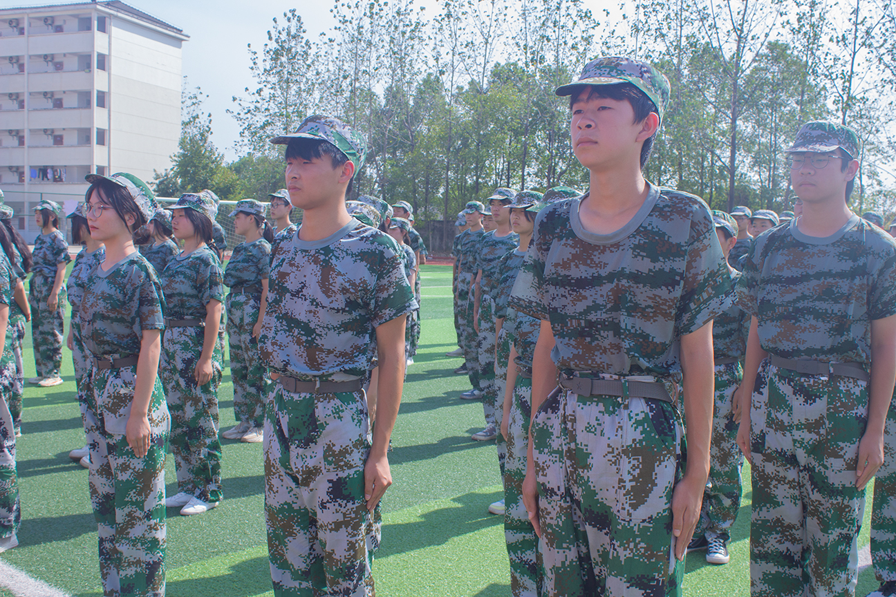 結訓千帆競 振寧秋點兵 | 振寧技工學校舉行軍訓閉幕式(圖2)