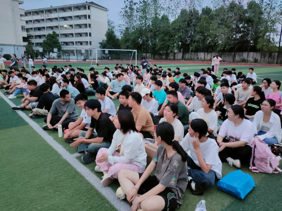秋風送爽，丹桂飄香——咸寧振寧技工學校全體師生歡聚一堂，參加慶祝教師節暨迎中秋感恩的心主題活動。(圖2)