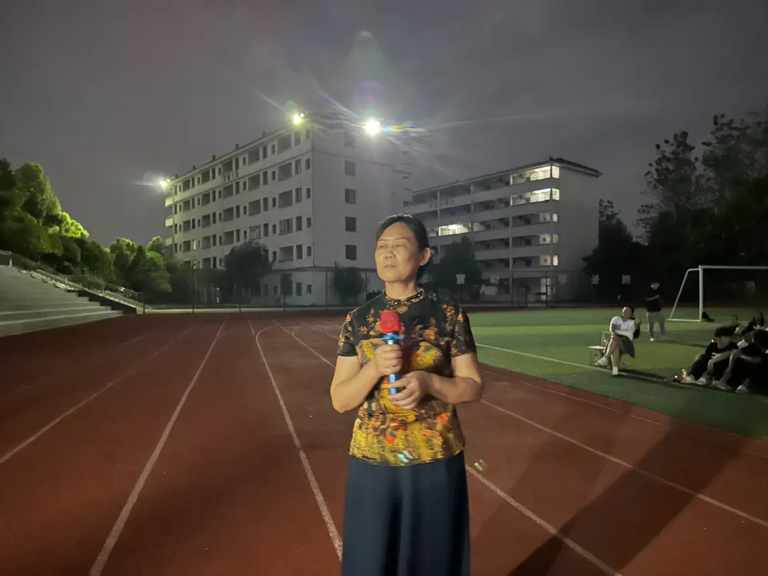 秋風送爽，丹桂飄香——咸寧振寧技工學校全體師生歡聚一堂，參加慶祝教師節暨迎中秋感恩的心主題活動。(圖4)