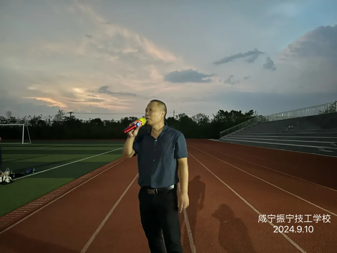 秋風送爽，丹桂飄香——咸寧振寧技工學校全體師生歡聚一堂，參加慶祝教師節暨迎中秋感恩的心主題活動。(圖10)