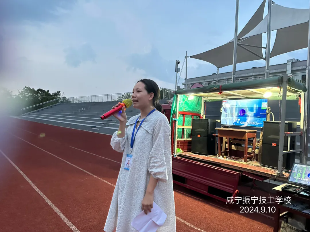 秋風送爽，丹桂飄香——咸寧振寧技工學校全體師生歡聚一堂，參加慶祝教師節暨迎中秋感恩的心主題活動。(圖13)