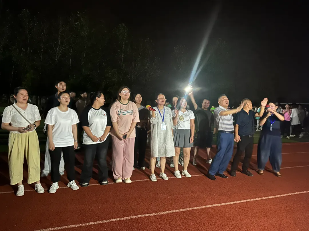 秋風送爽，丹桂飄香——咸寧振寧技工學校全體師生歡聚一堂，參加慶祝教師節暨迎中秋感恩的心主題活動。(圖23)
