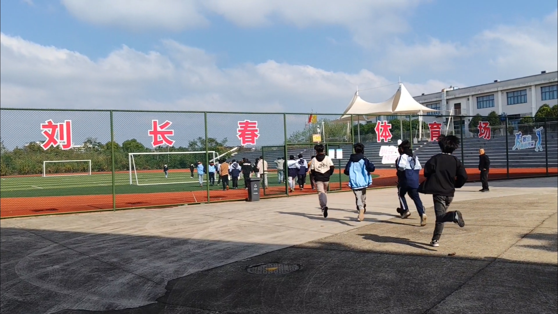 以練為戰(zhàn)，筑牢校園安全防線(xiàn)！咸寧振寧技工學(xué)校2025年消防應(yīng)急演練紀(jì)實(shí)(圖1)