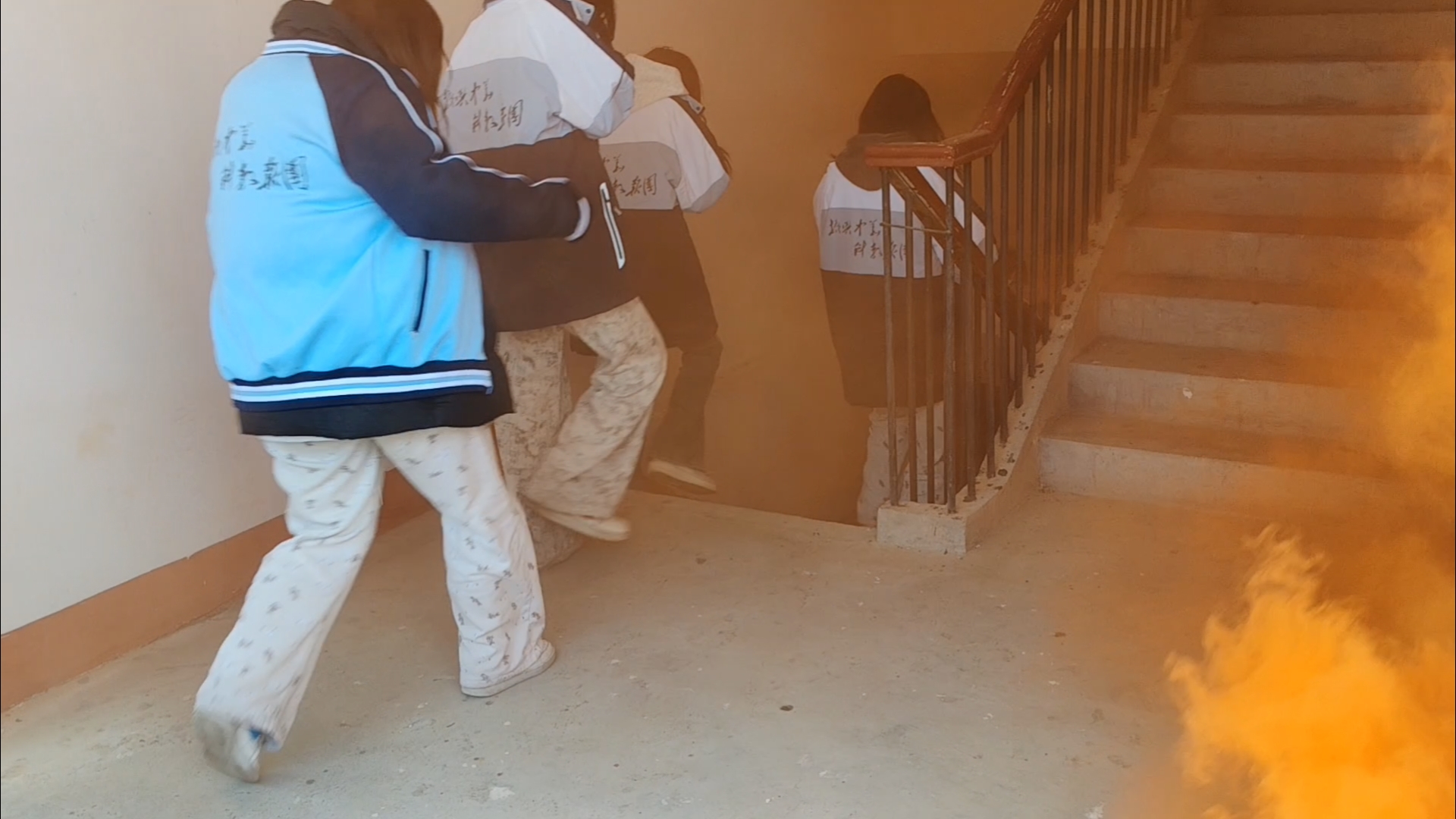 以練為戰(zhàn)，筑牢校園安全防線(xiàn)！咸寧振寧技工學(xué)校2025年消防應(yīng)急演練紀(jì)實(shí)(圖2)