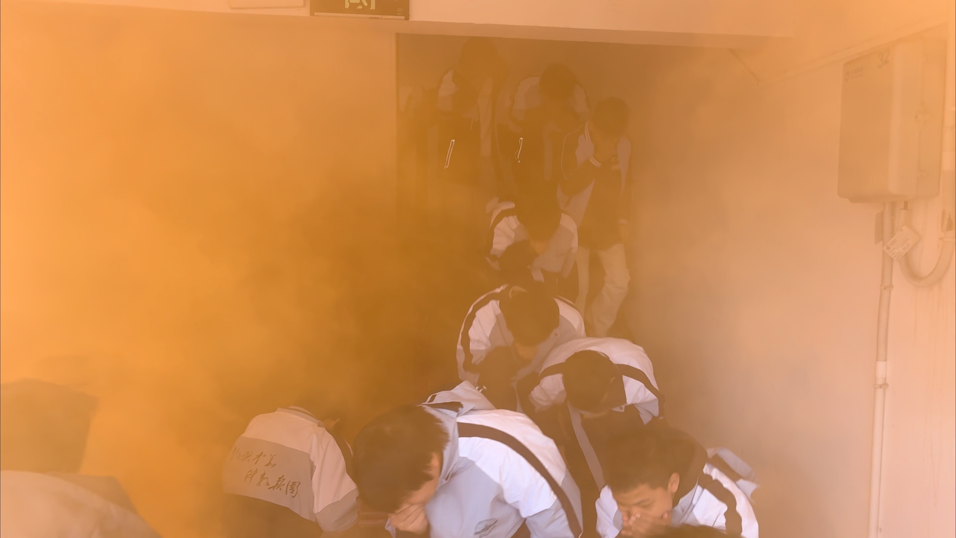 以練為戰(zhàn)，筑牢校園安全防線(xiàn)！咸寧振寧技工學(xué)校2025年消防應(yīng)急演練紀(jì)實(shí)(圖3)